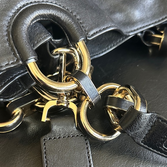 Anva Hindmarch Elegant Black Leather Shoulder Bag with Chain Accents - Picture 8 of 11